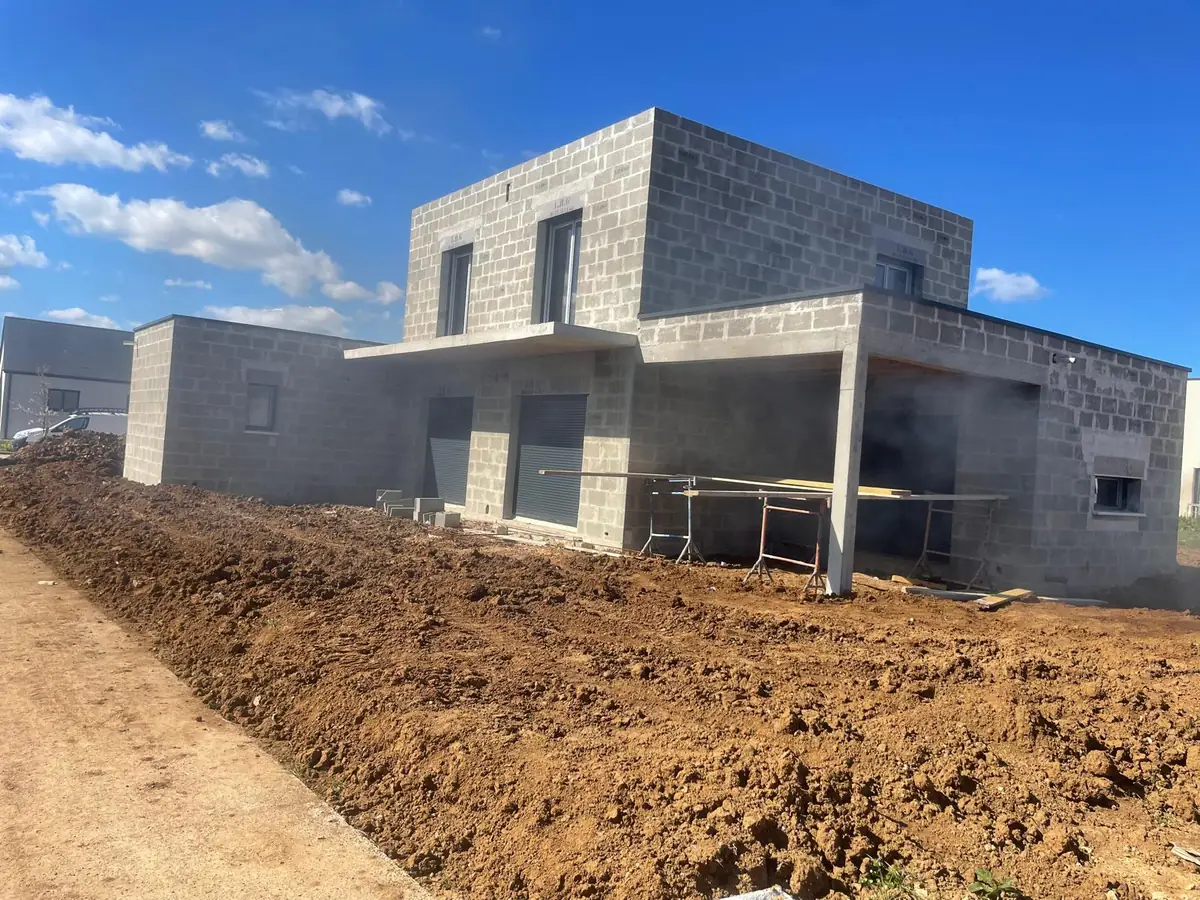 Élévation des murs en parpaings d'une maison contemporaine