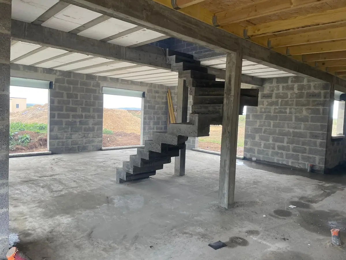 Escalier suspendu en béton et charpente bois apparente