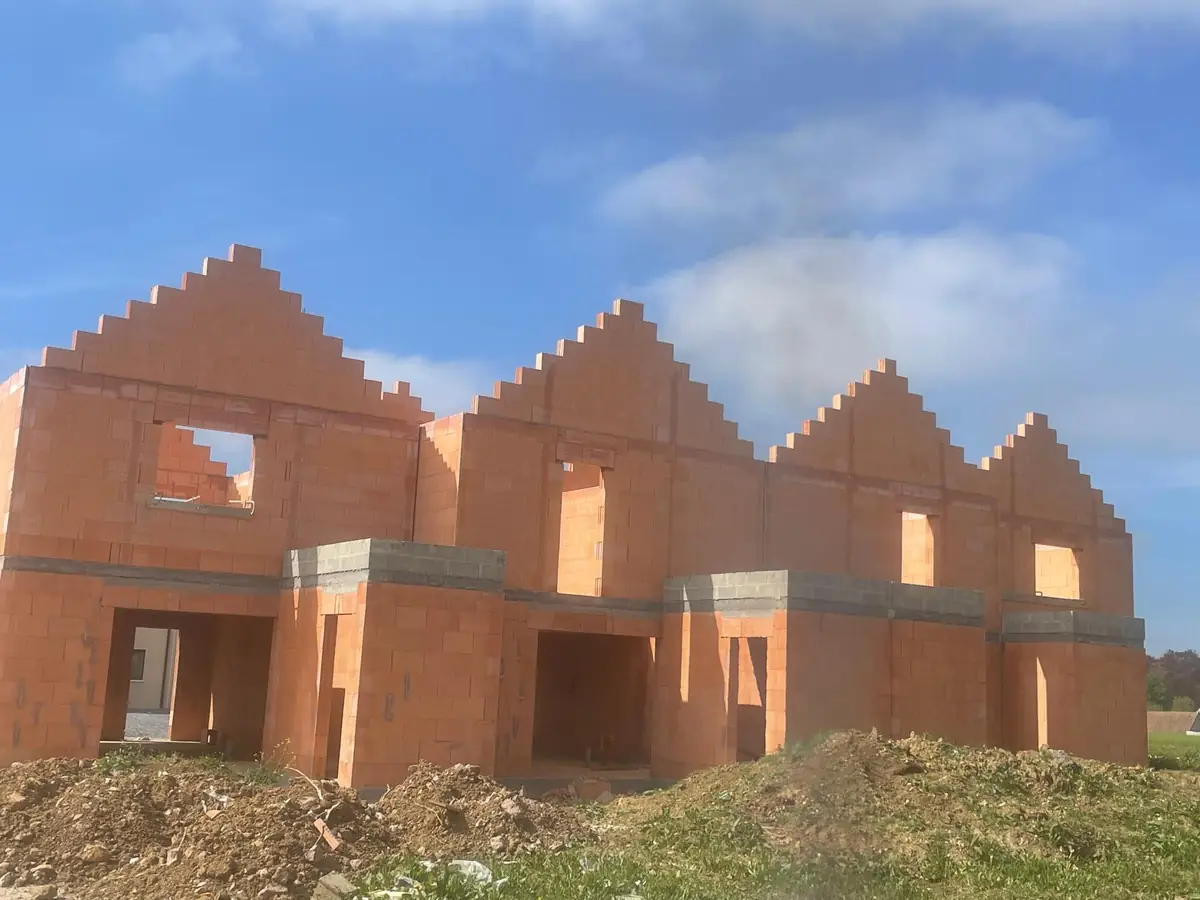 Pignons en briques d'une maison en construction près de Caen